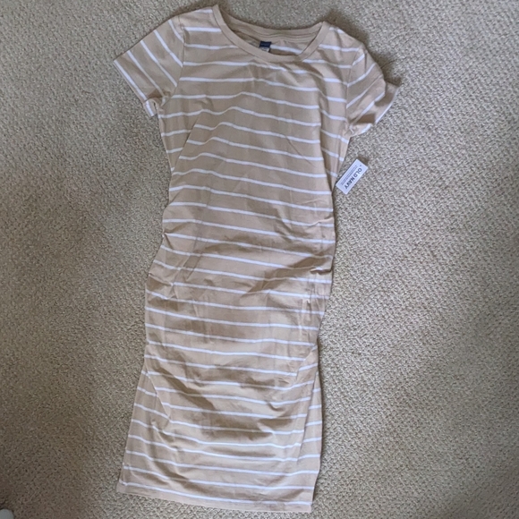Old Navy Maternity Short-Sleeve Bodycon Dress with Ruching - Picture 3 of 6